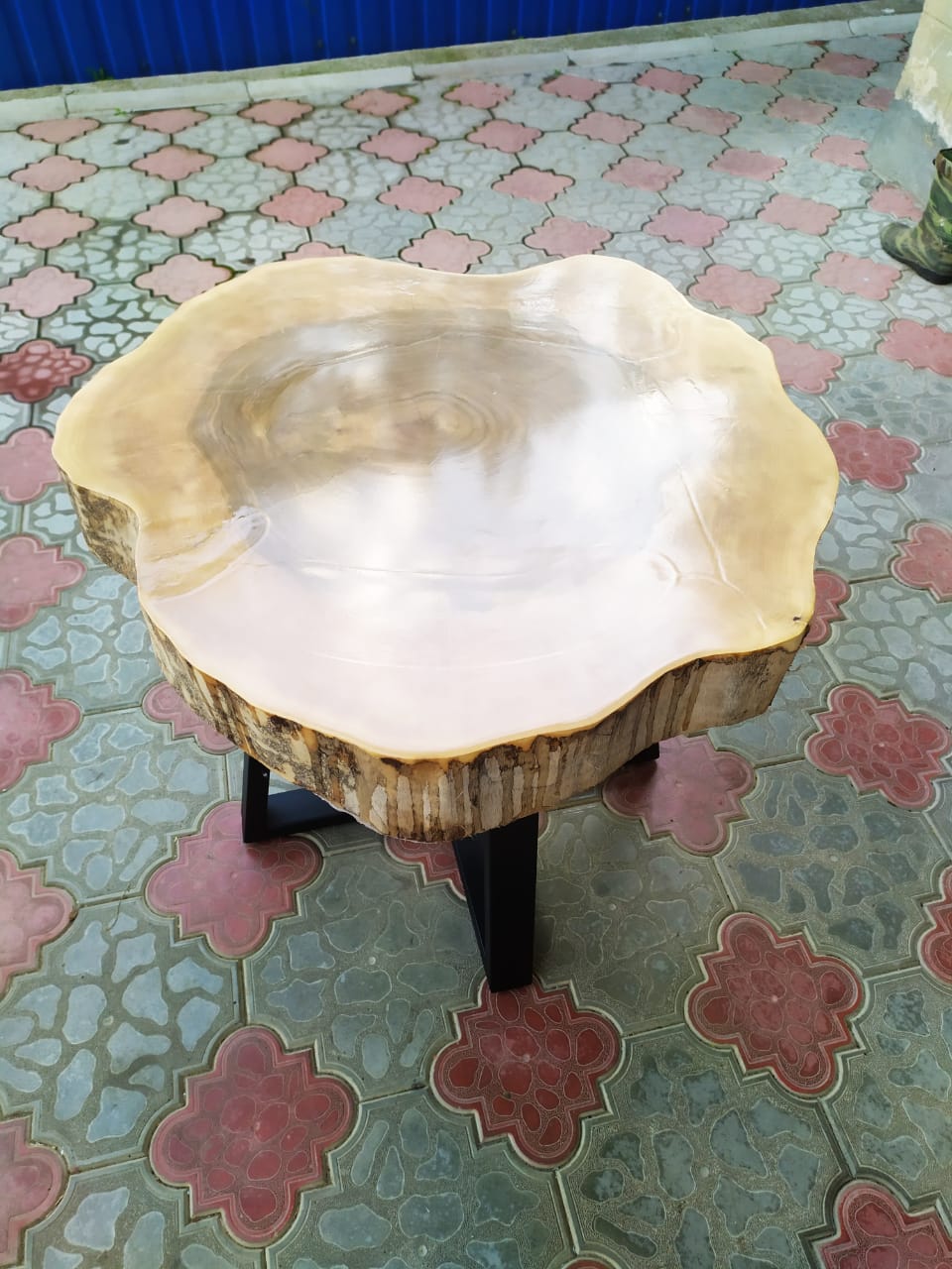 Стол из орехового слэба 0.7×0.7 м